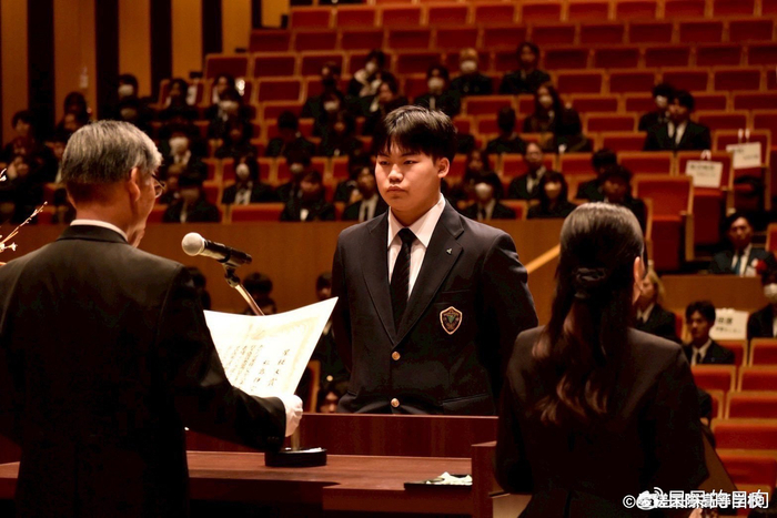 松岛辉空高中毕业典礼引热议 复仇之战剑指洛杉