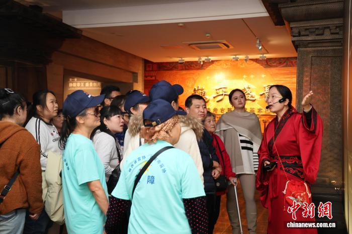 盲人选手携手志愿者共跑汉阳陵 无障碍文化体验