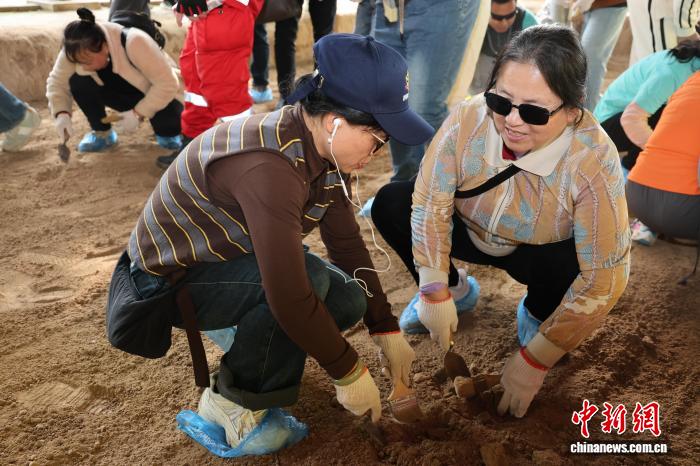 盲人选手携手志愿者共跑汉阳陵 无障碍文化体验