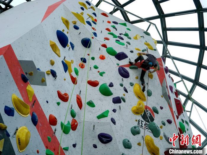 西安青年以攀岩“爬”解压：在墙上寻找专注与