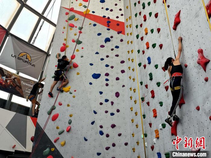 西安青年以攀岩“爬”解压：在墙上寻找专注与