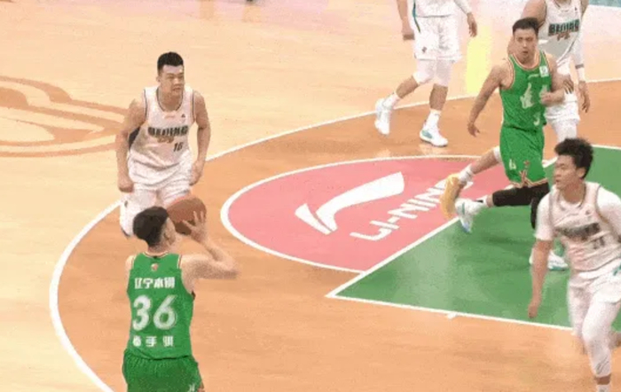 辽宁半场碾压北京 鄢手骐三分爆发莫兰德统治内