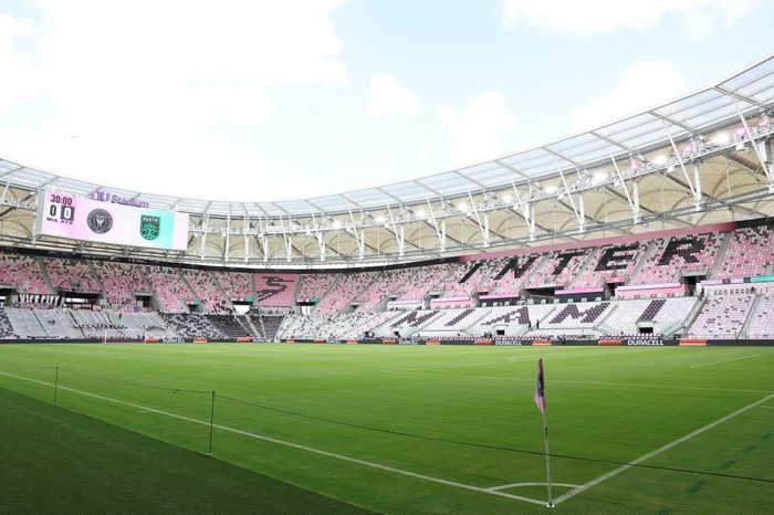 迈阿密国际新球场首战梅西破门 贝克汉姆携罗纳