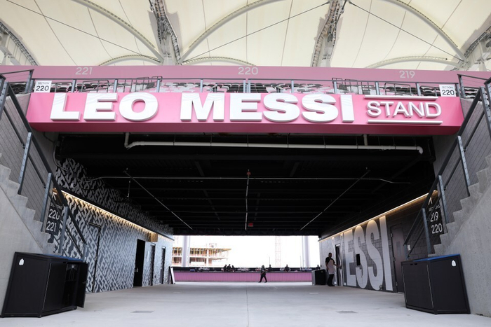 迈阿密国际新球场首战梅西破门 贝克汉姆携罗纳