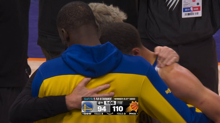 库里格林科尔拥抱告别12年搭档生涯